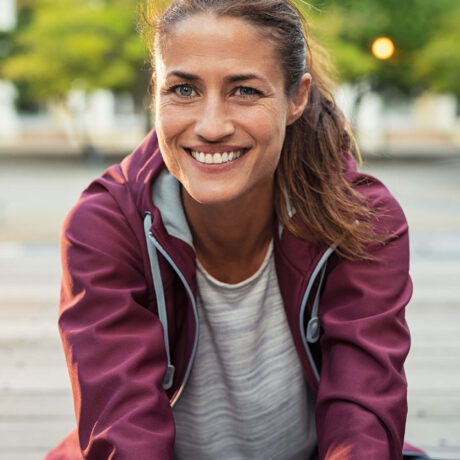 femme souriante dans un parc