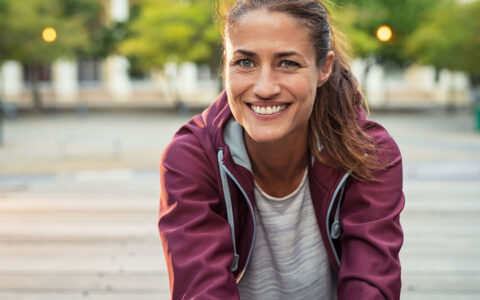 femme souriante dans un parc