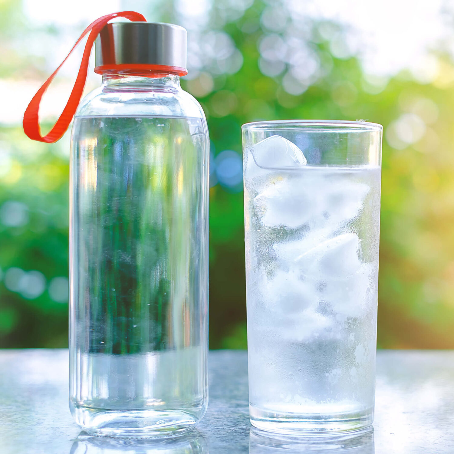 gourde d'eau et verre avec glaçons
