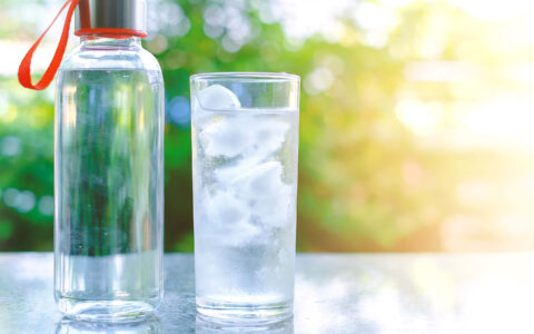 gourde d'eau et verre avec glaçons