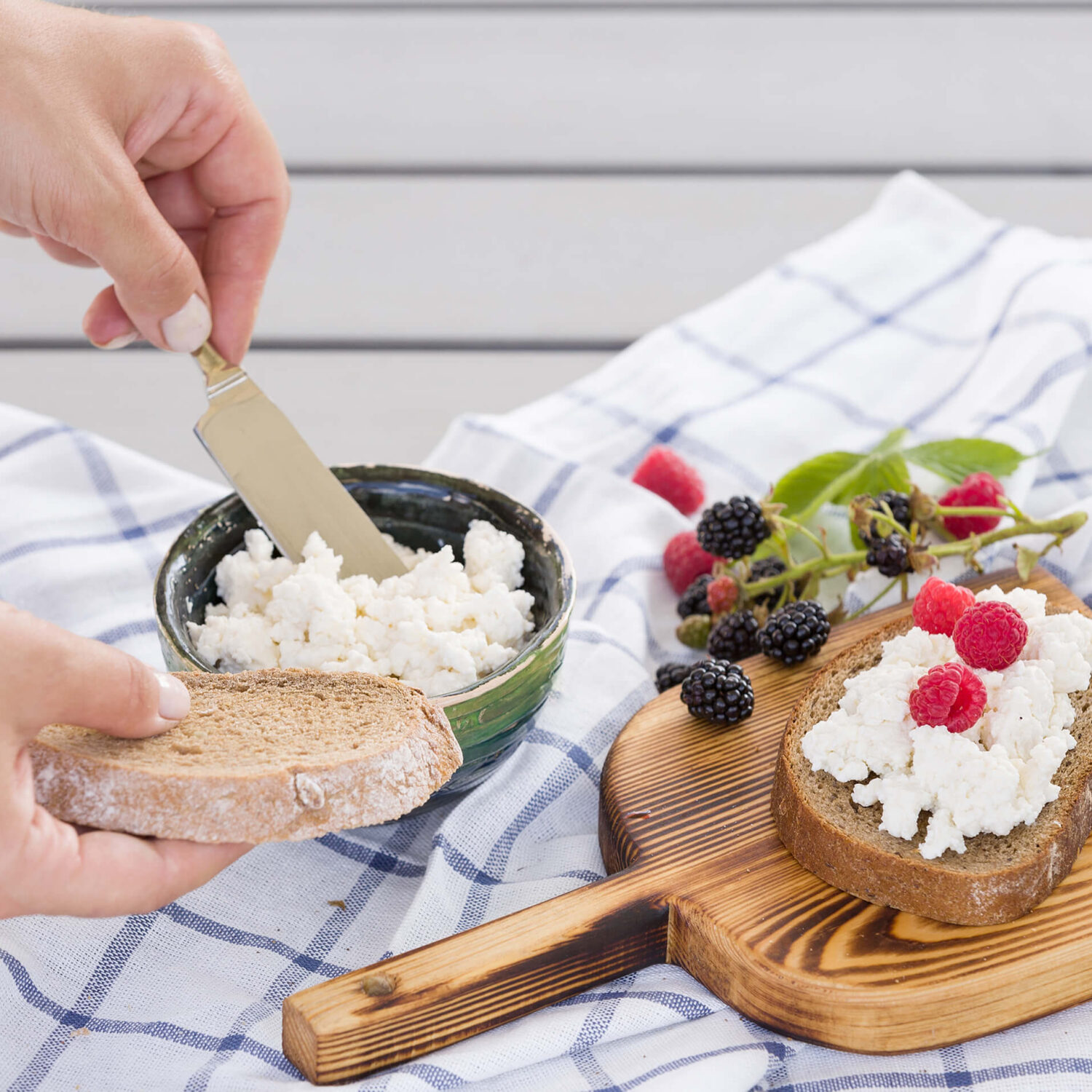 tranches de pain et ricotta sur planche