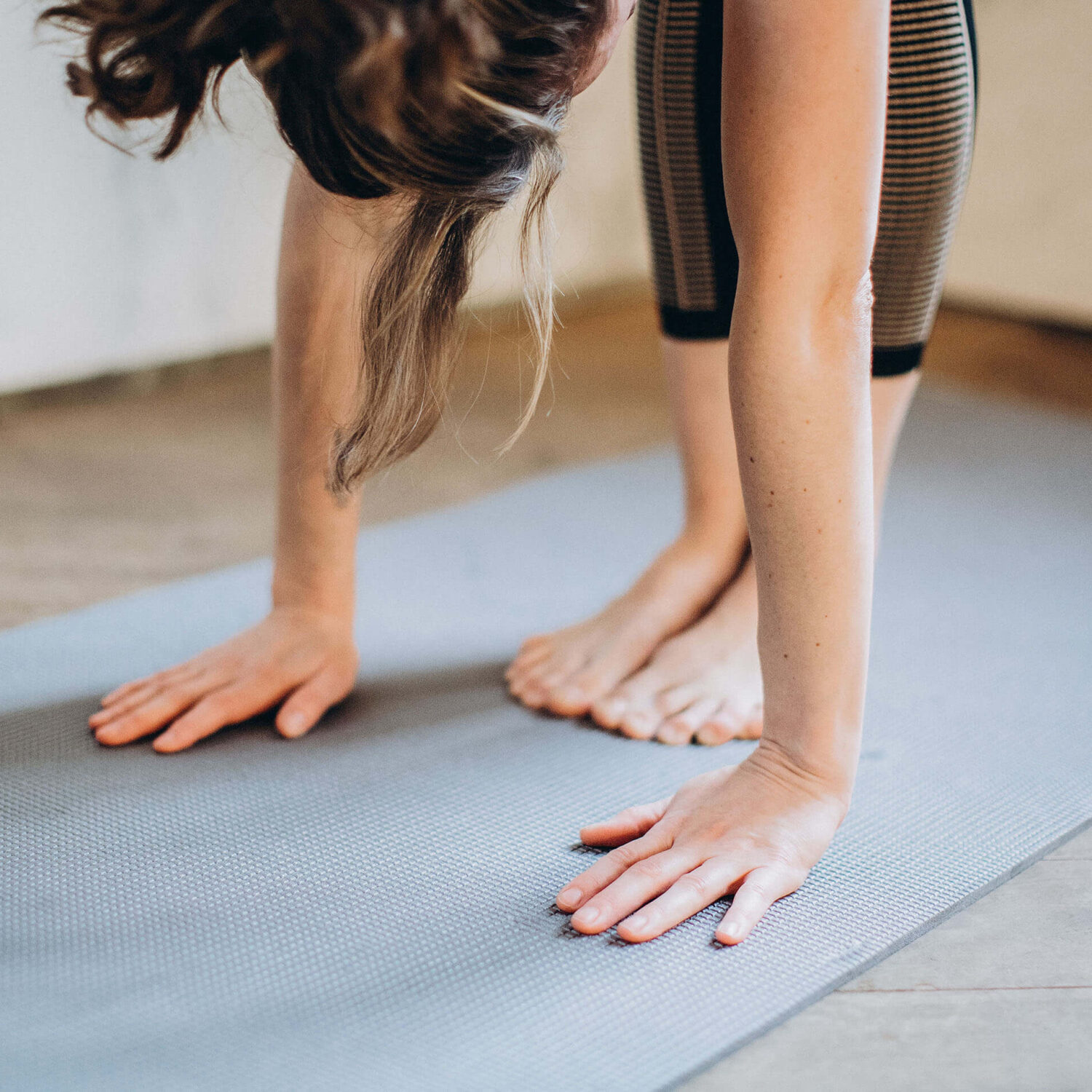 femme sur tapis de yoga