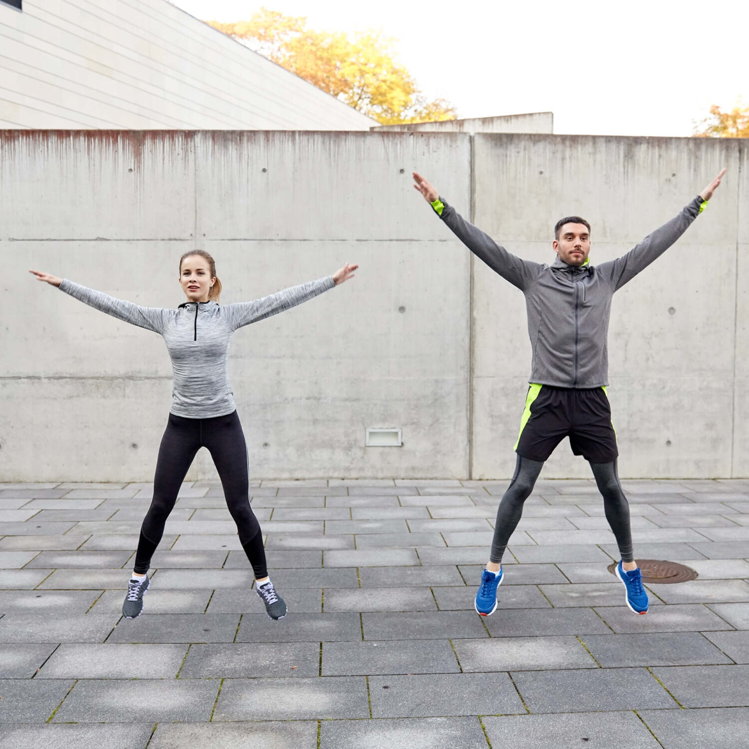 homme et femme faisant du sport en exterieur
