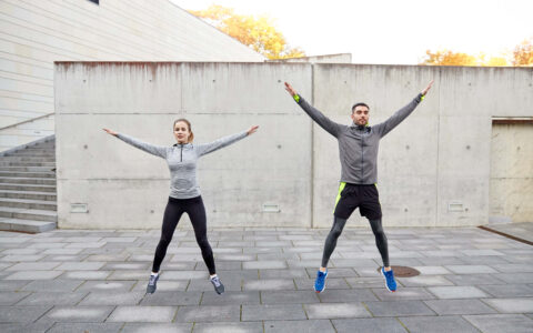 homme et femme faisant du sport en exterieur