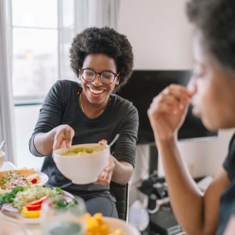 femmes mangeant des salades en intérieur