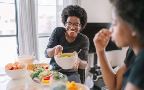 femmes mangeant des salades en intérieur