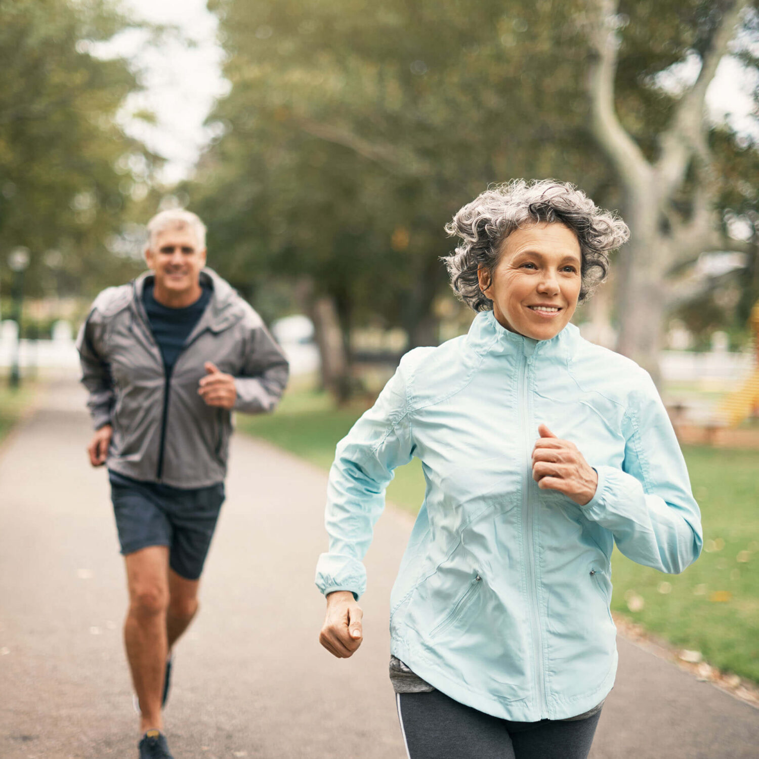 homme et femme faisant un footing dans un parc