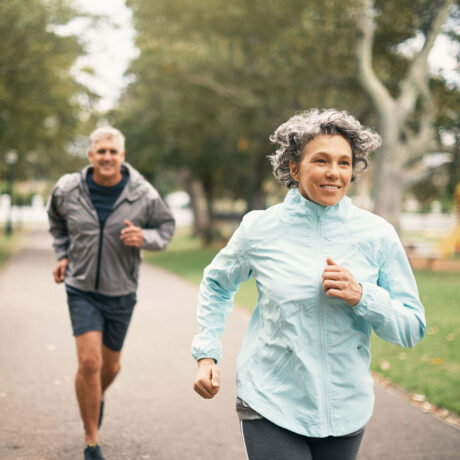 homme et femme faisant un footing dans un parc