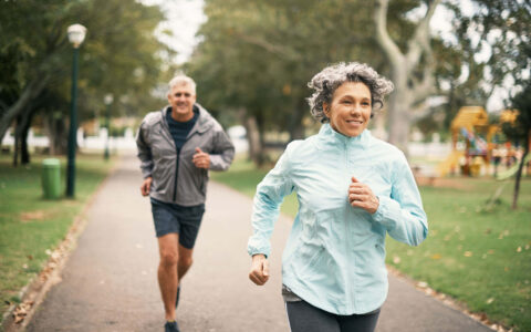 homme et femme faisant un footing dans un parc