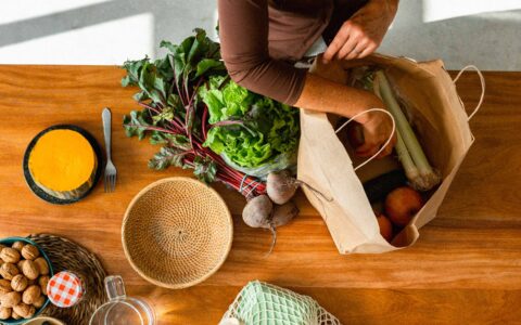 sac en papier, bol et légumes