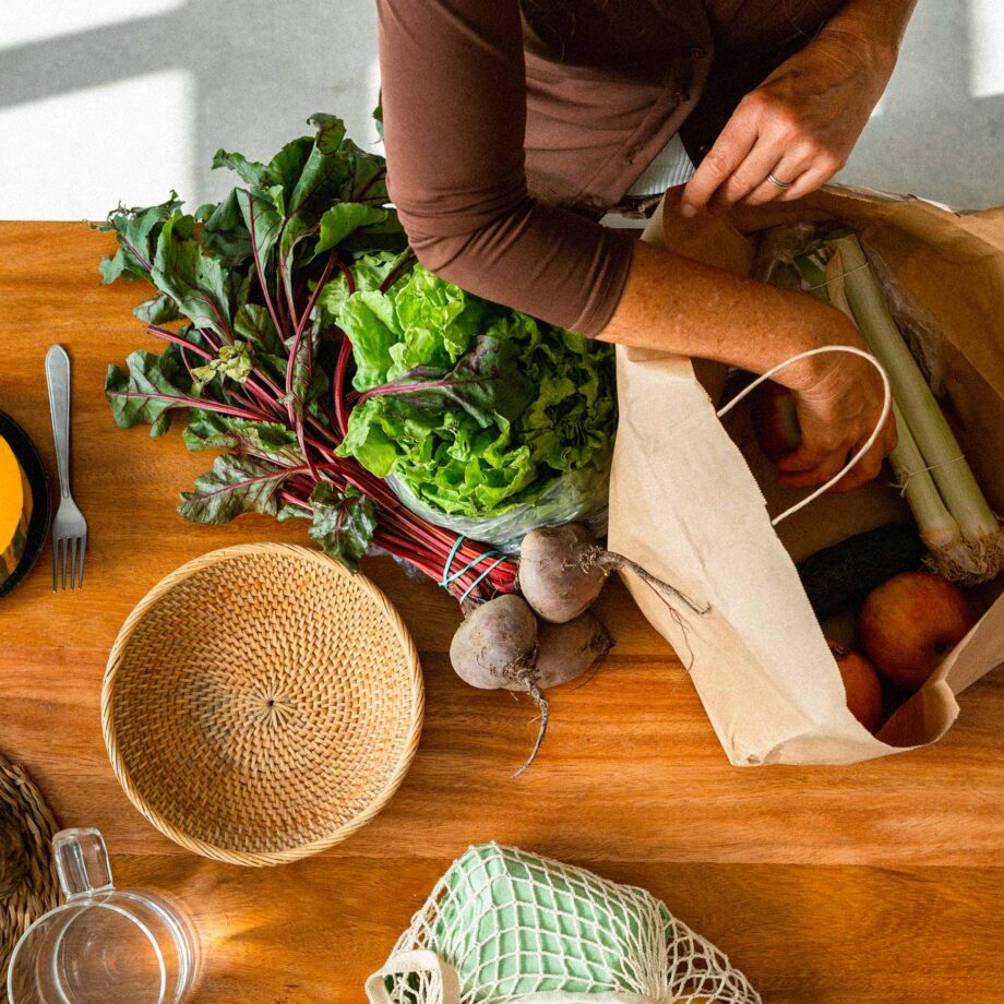 sac en papier, bol et légumes