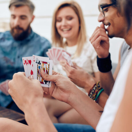 amis qui jouent aux cartes