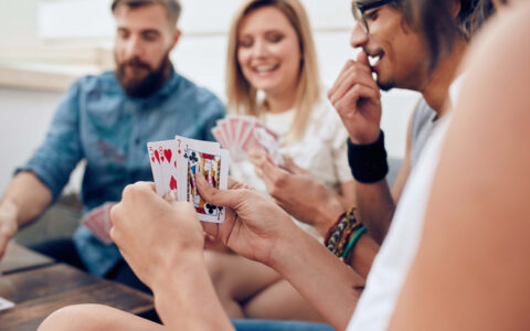 amis qui jouent aux cartes