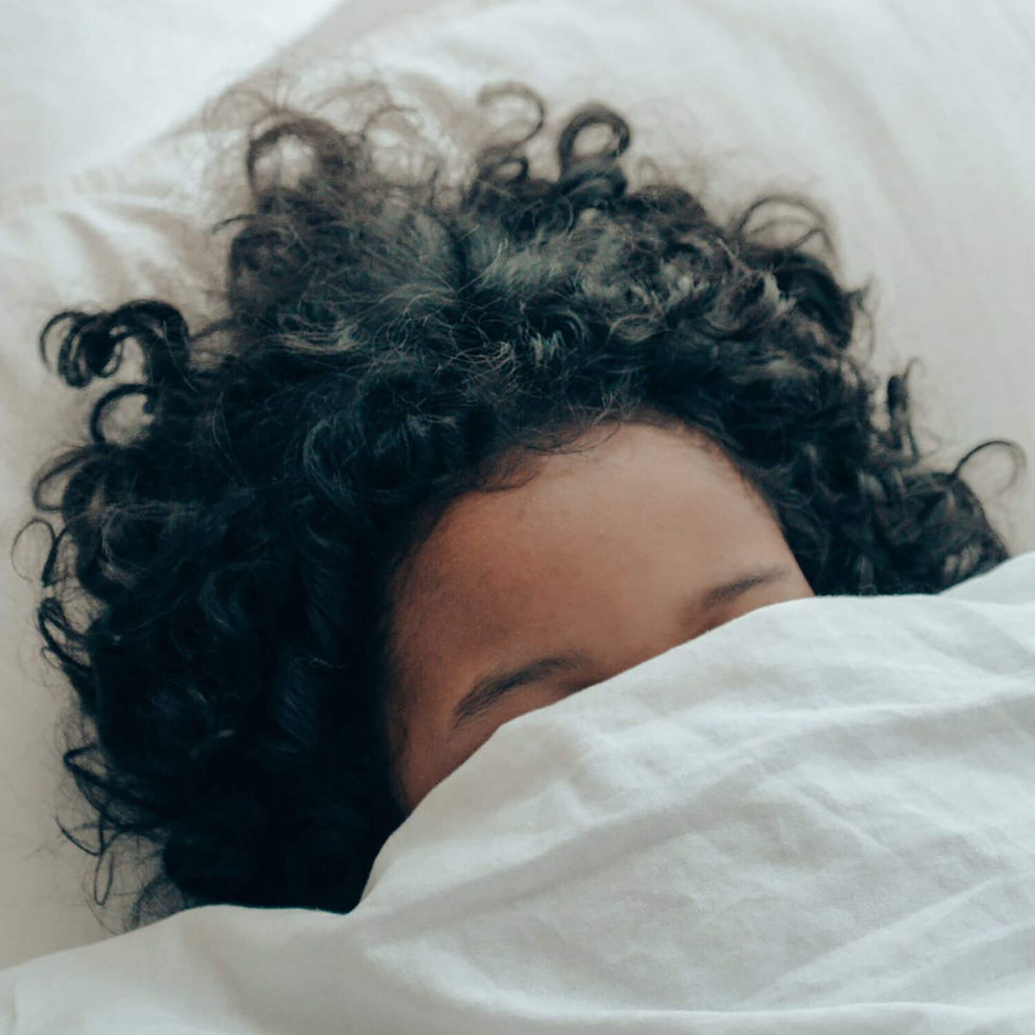 femme caché sous les draps