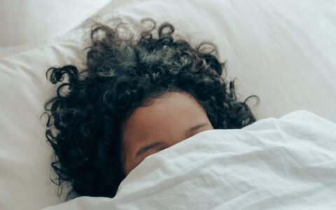 femme caché sous les draps