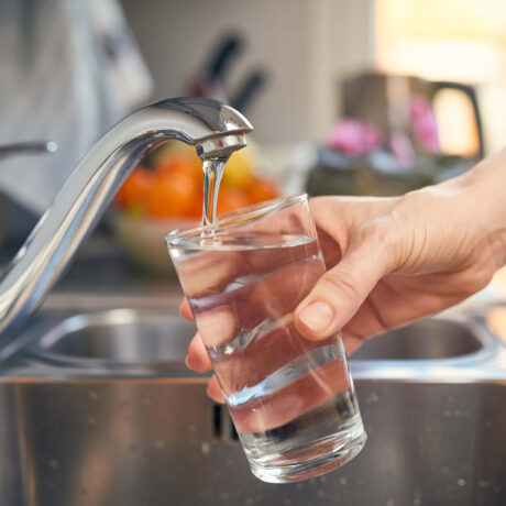 verre d'eau et robinet