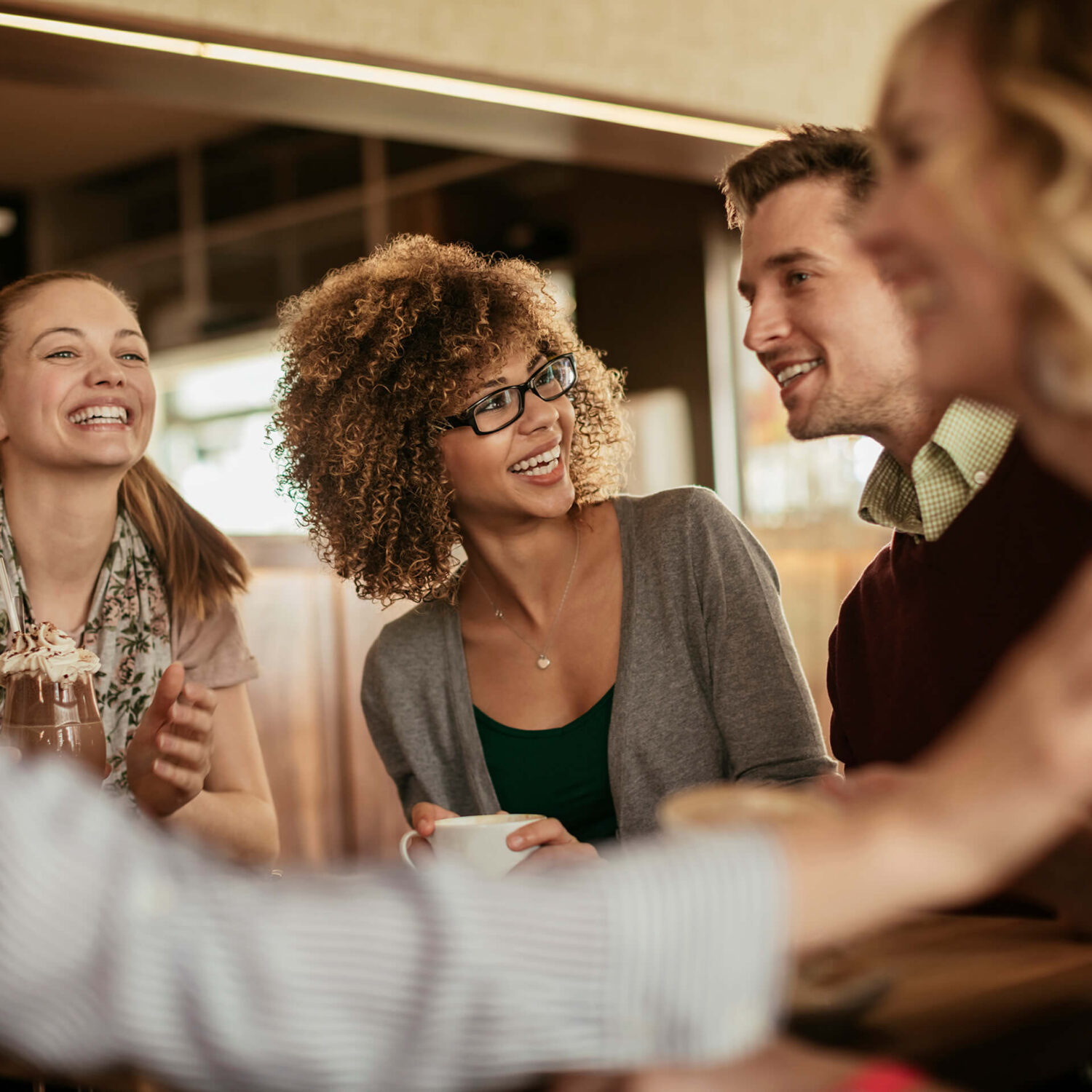groupe d'amis qui discute