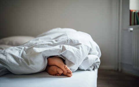 pieds qui dépassent sous une couette
