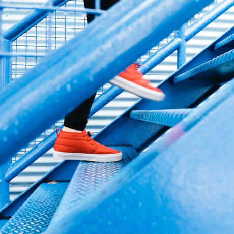 marches d'escalier chaussures oranges