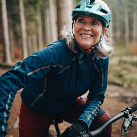 femme en vélo dans la foret