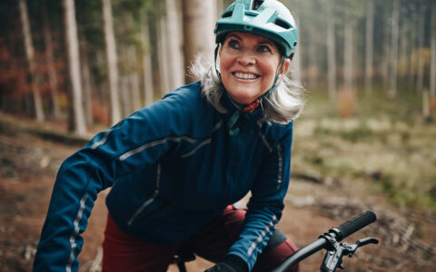 femme en vélo dans la foret
