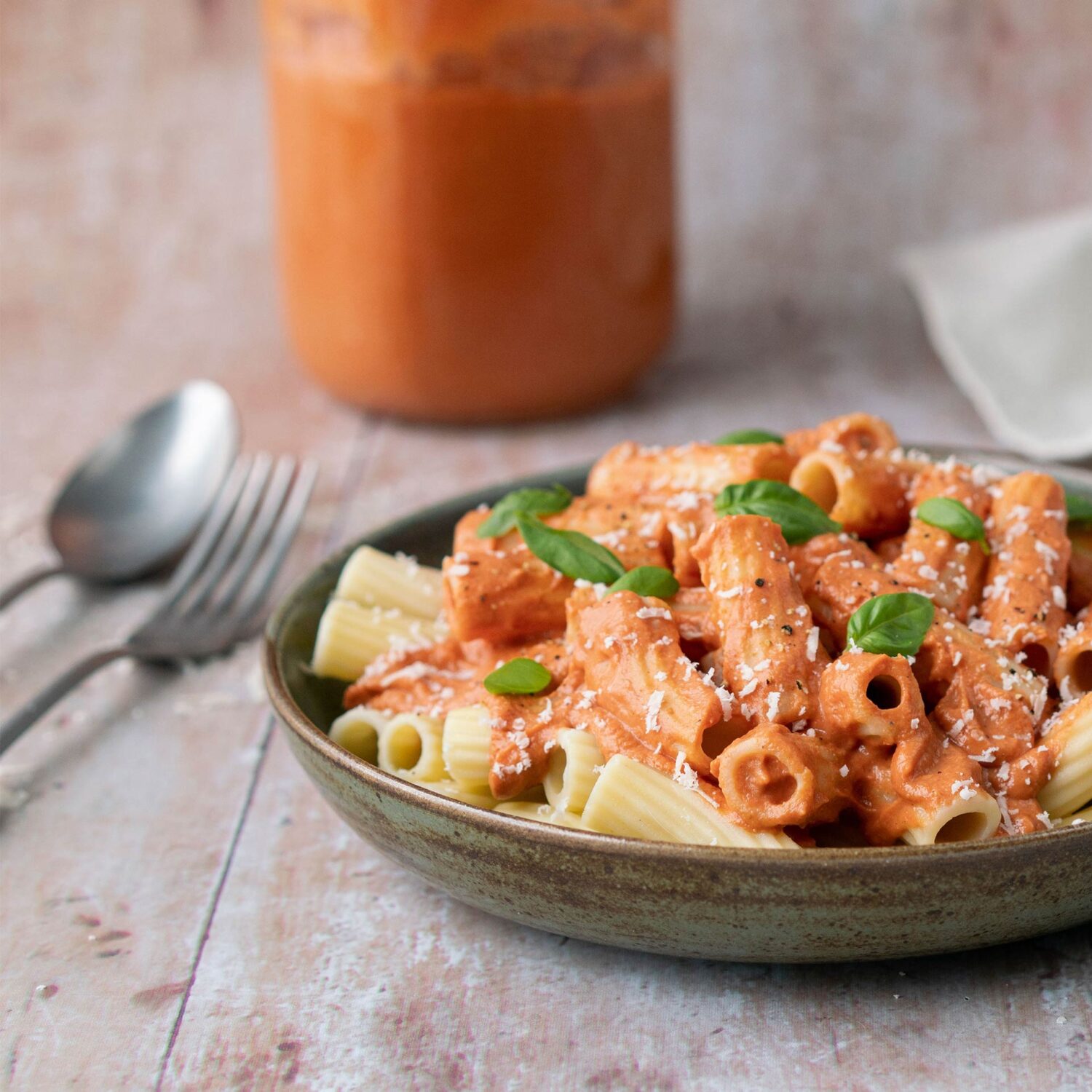 assiette de pâtes et sauce tomates