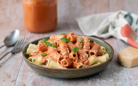 assiette de pâtes et sauce tomates