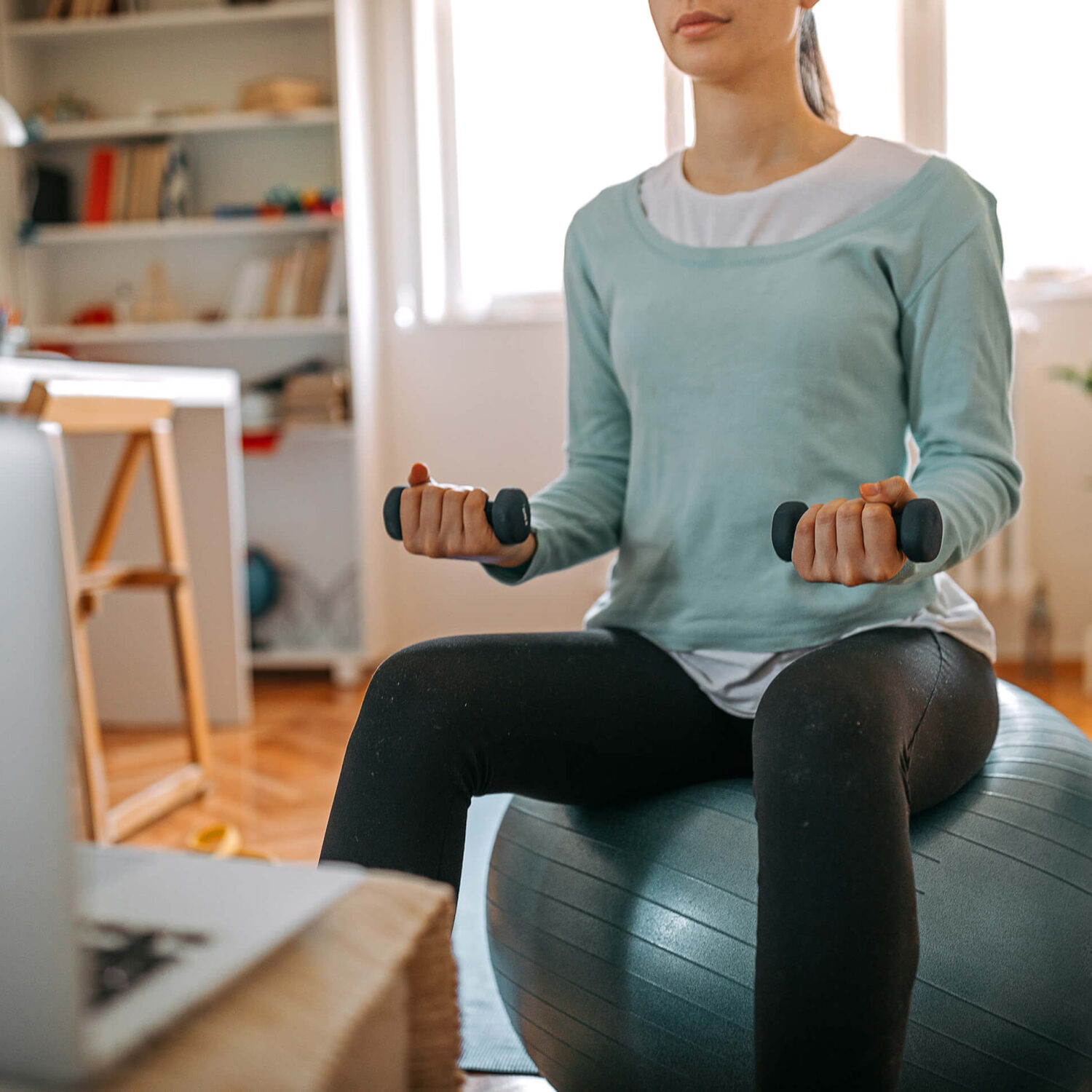 femme se musclant sur une swiss ball