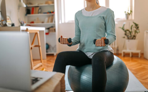 femme se musclant sur une swiss ball
