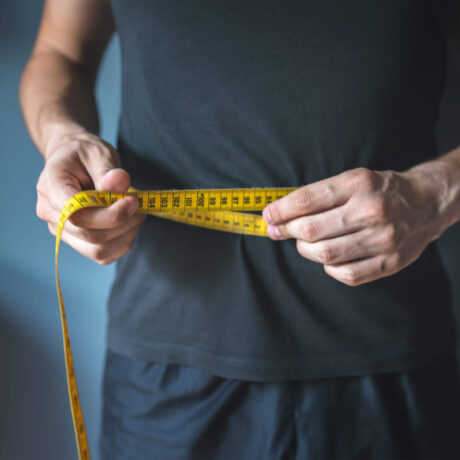 homme mesurant son tour de taille