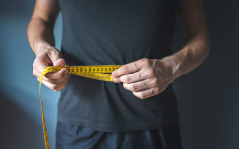 homme mesurant son tour de taille