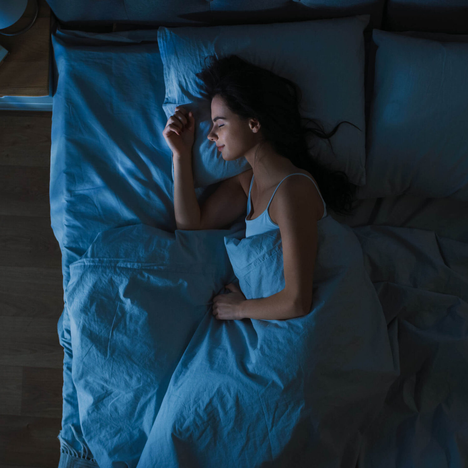 femme dormant dans un lit