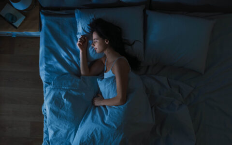 femme dormant dans un lit