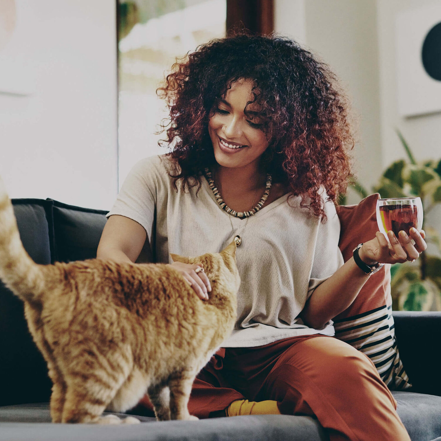 femme sur un canapé caresse un chat