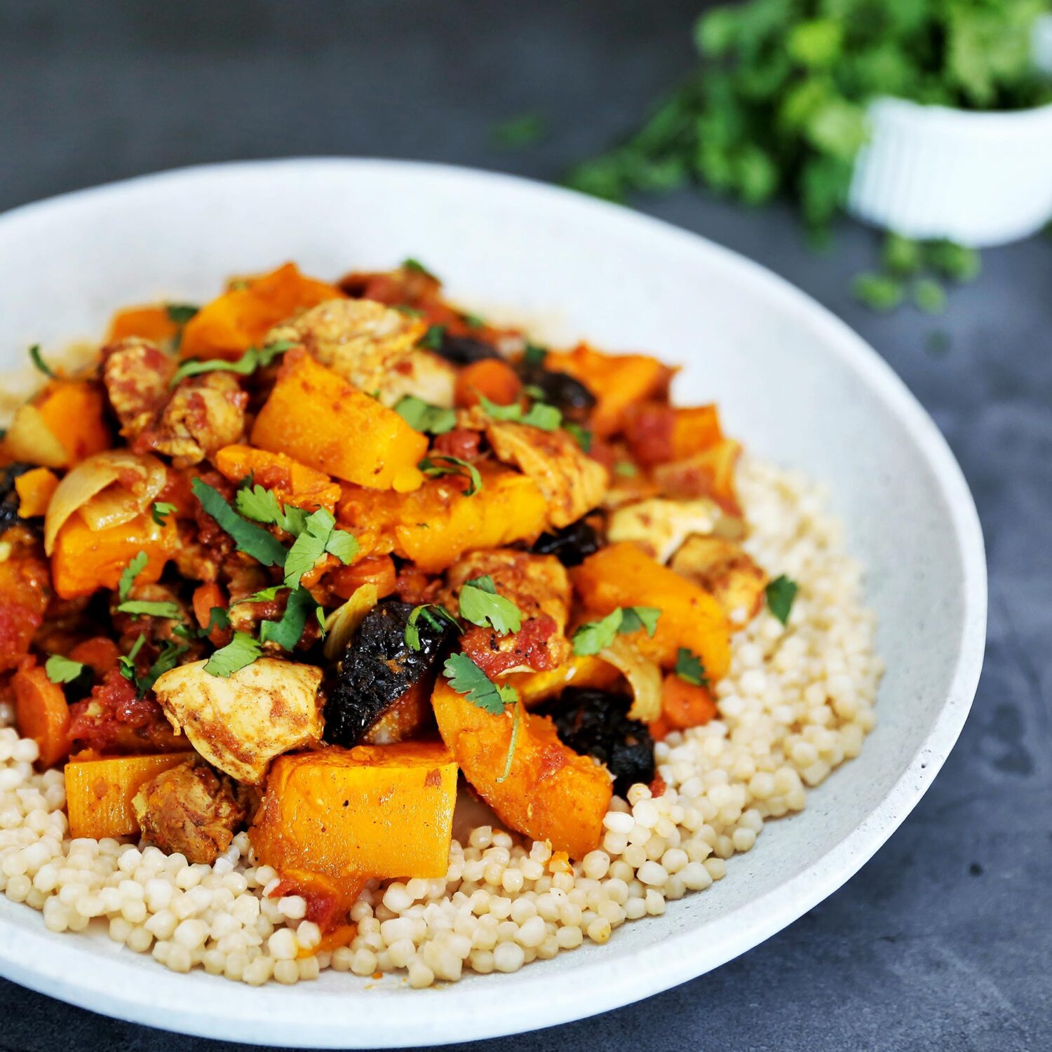 Poulet et courge musquée sur plaque à la marocaine