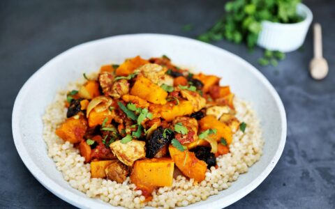 Poulet et courge musquée sur plaque à la marocaine
