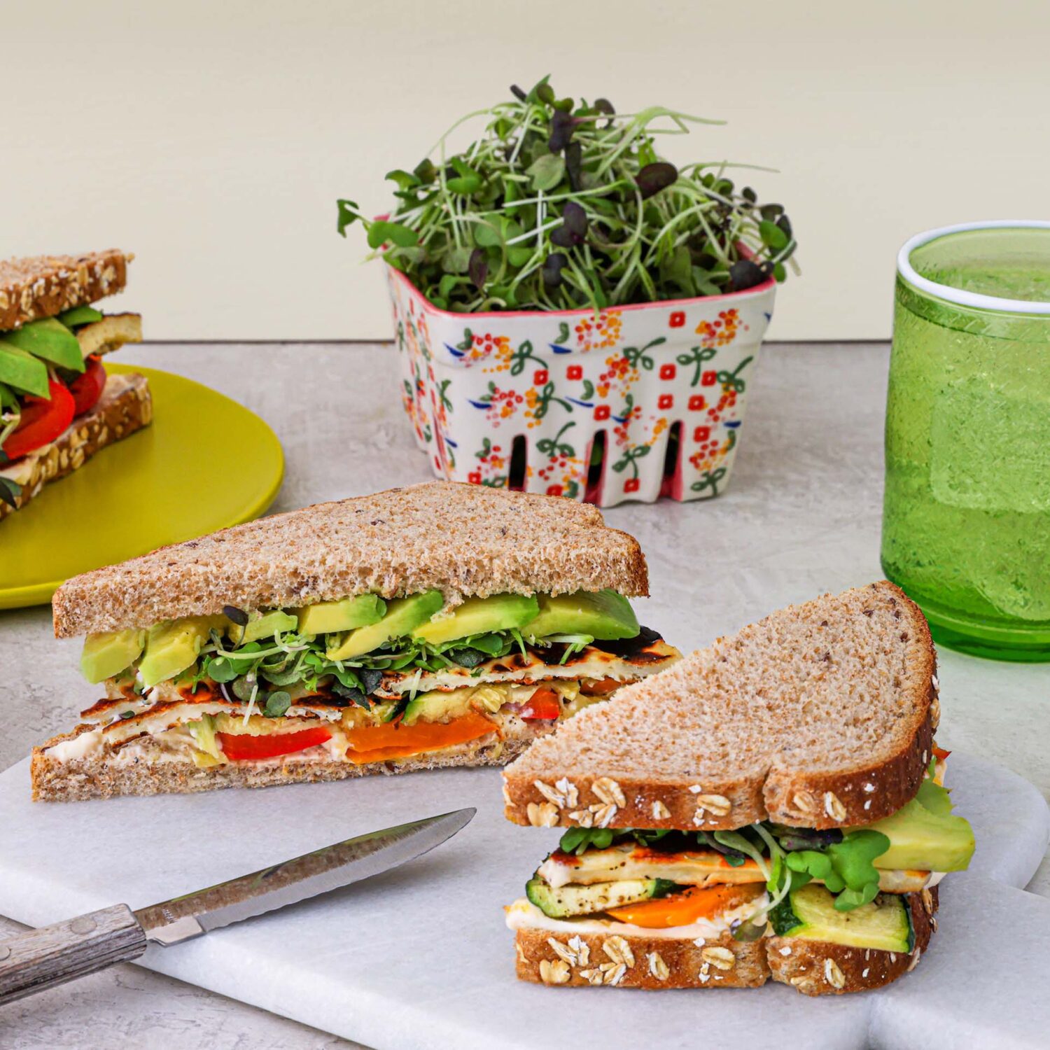 Sandwich au halloumi et aux légumes grillés