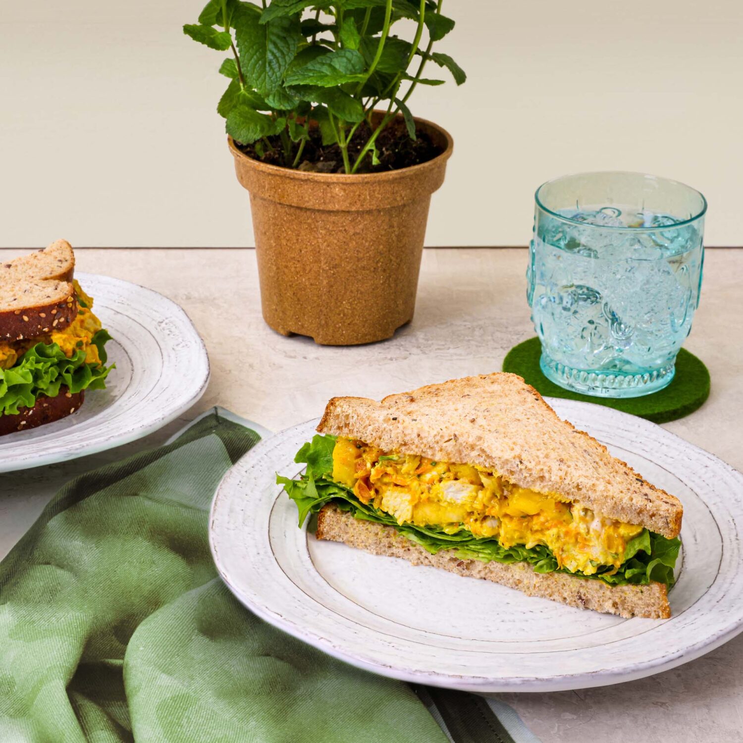 Sandwich à la salade de poulet et ananas au cari