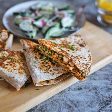 Quesadillas à la grecque et salade de concombre crémeuse