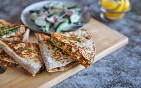 Quesadillas à la grecque et salade de concombre crémeuse