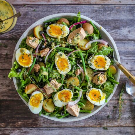 Salade niçoise aux œufs mollets et vinaigrette aux herbes