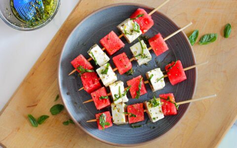 Brochettes de halloumi et de melon d’eau grillés