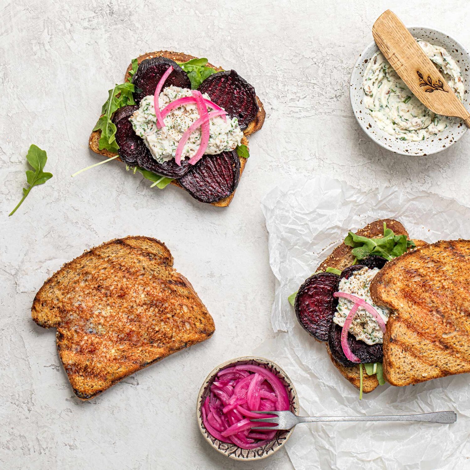 Sandwich betteraves rôties et fromage de chèvre