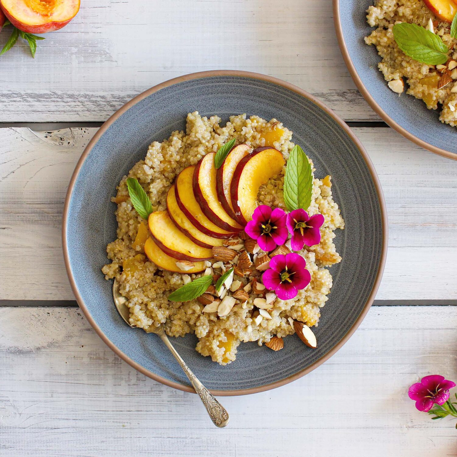 Bol-déjeuner de quinoa pêches et cardamone