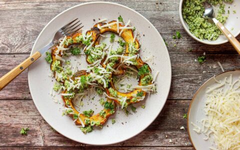 Courge poivrée grillée, gremolata amandes, noix de coco et lime
