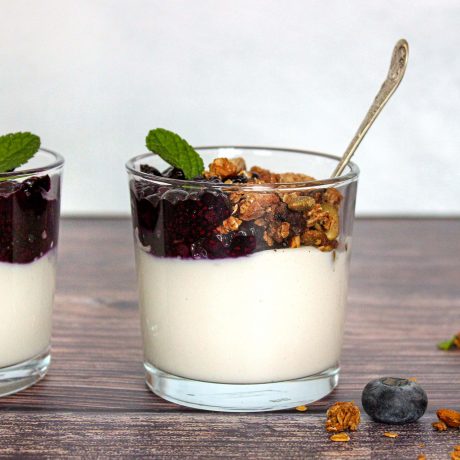 Blanc-manger bleuets et chia, granola à l’érable