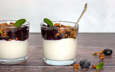 Blanc-manger bleuets et chia, granola à l’érable