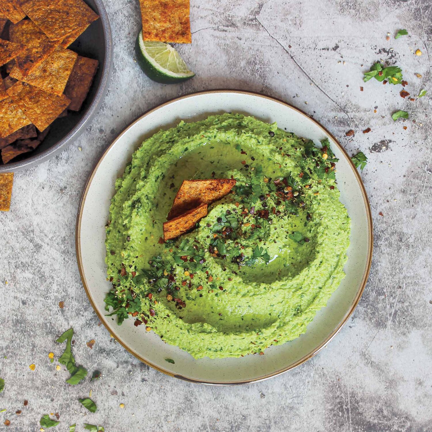 Hummus d’edamames à la lime et croustilles de tortillas