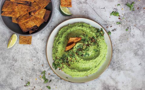 Hummus d’edamames à la lime et croustilles de tortillas