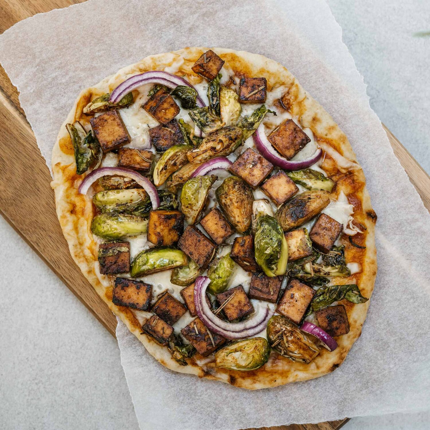 Pizza naan au tofu mariné à la sauce BBQ
